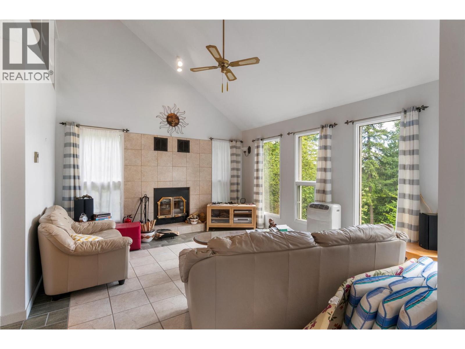 7256 Estate Drive, Anglemont, British Columbia  V0E 1M8 - Photo 9 - 10388999