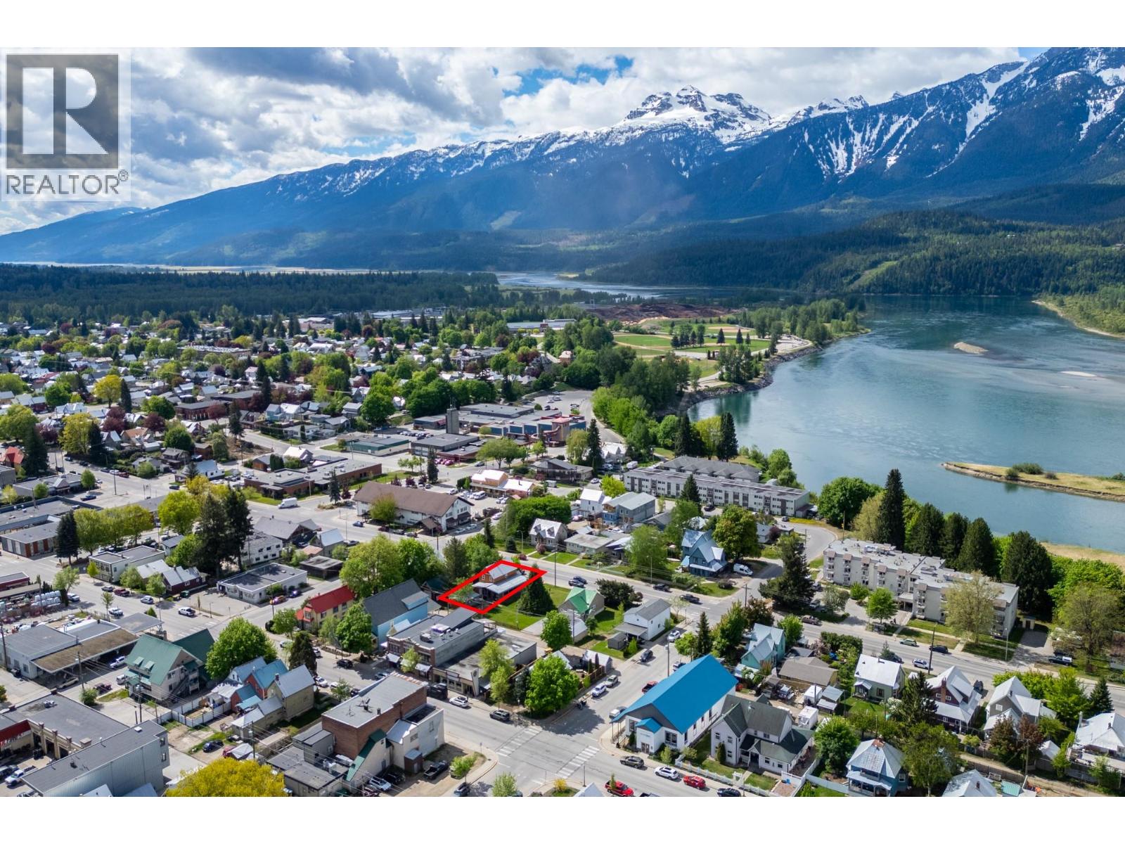 408 Third Street W, Revelstoke, British Columbia  V0E 2S0 - Photo 2 - 10386897