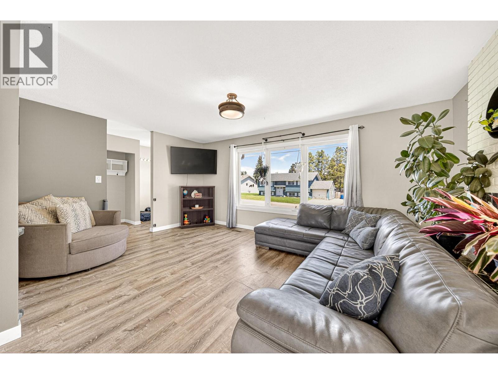 832 Michel Road, Elkford, British Columbia  V0B 1H0 - Photo 19 - 10388138