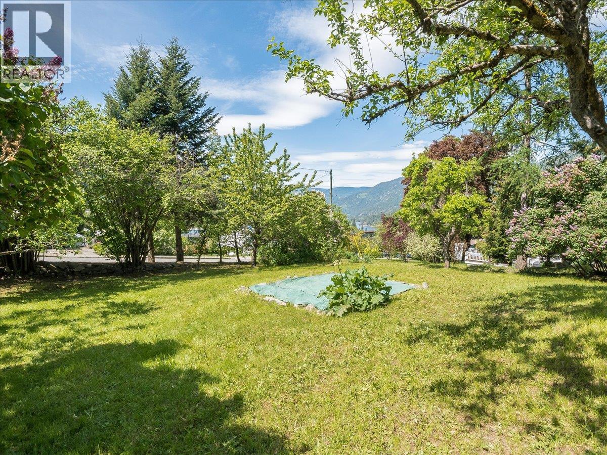 1723 Ward Street, Nelson, British Columbia  V1L 1V9 - Photo 9 - 10388721
