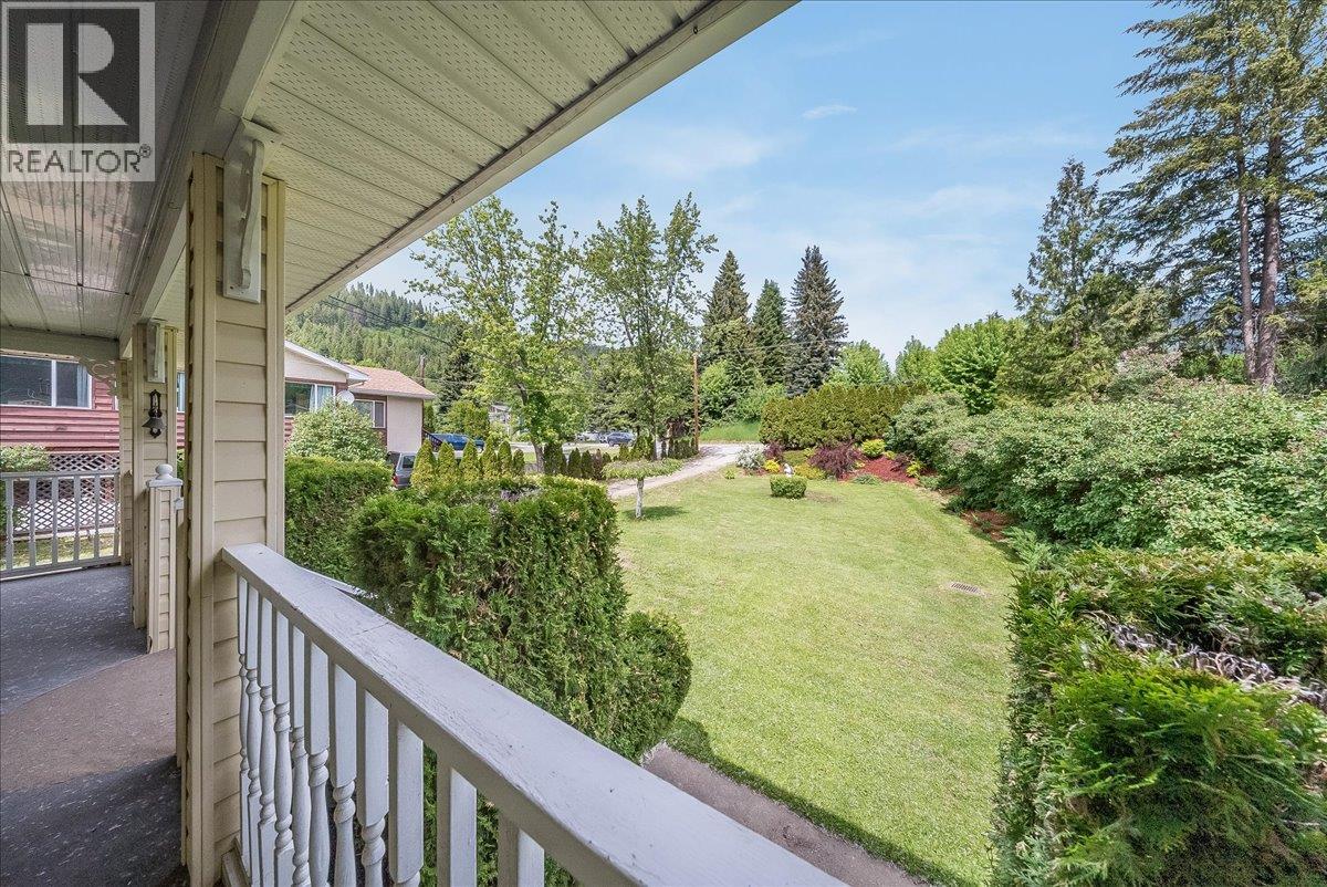 25 Davis Avenue, Fruitvale, British Columbia  V0G 1L0 - Photo 11 - 10388898