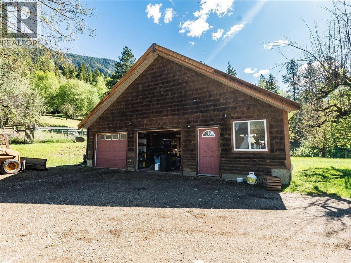 2960 Upper Slocan Park Road, Slocan Park, British Columbia  V0G 2E0 - Photo 10 - 10388800