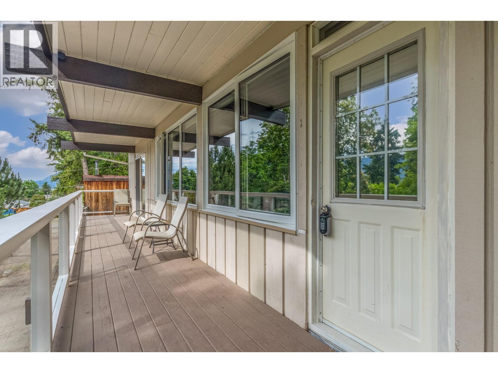 590 8 Street Se, Salmon Arm, British Columbia  V1E 4J8 - Photo 3 - 10388764