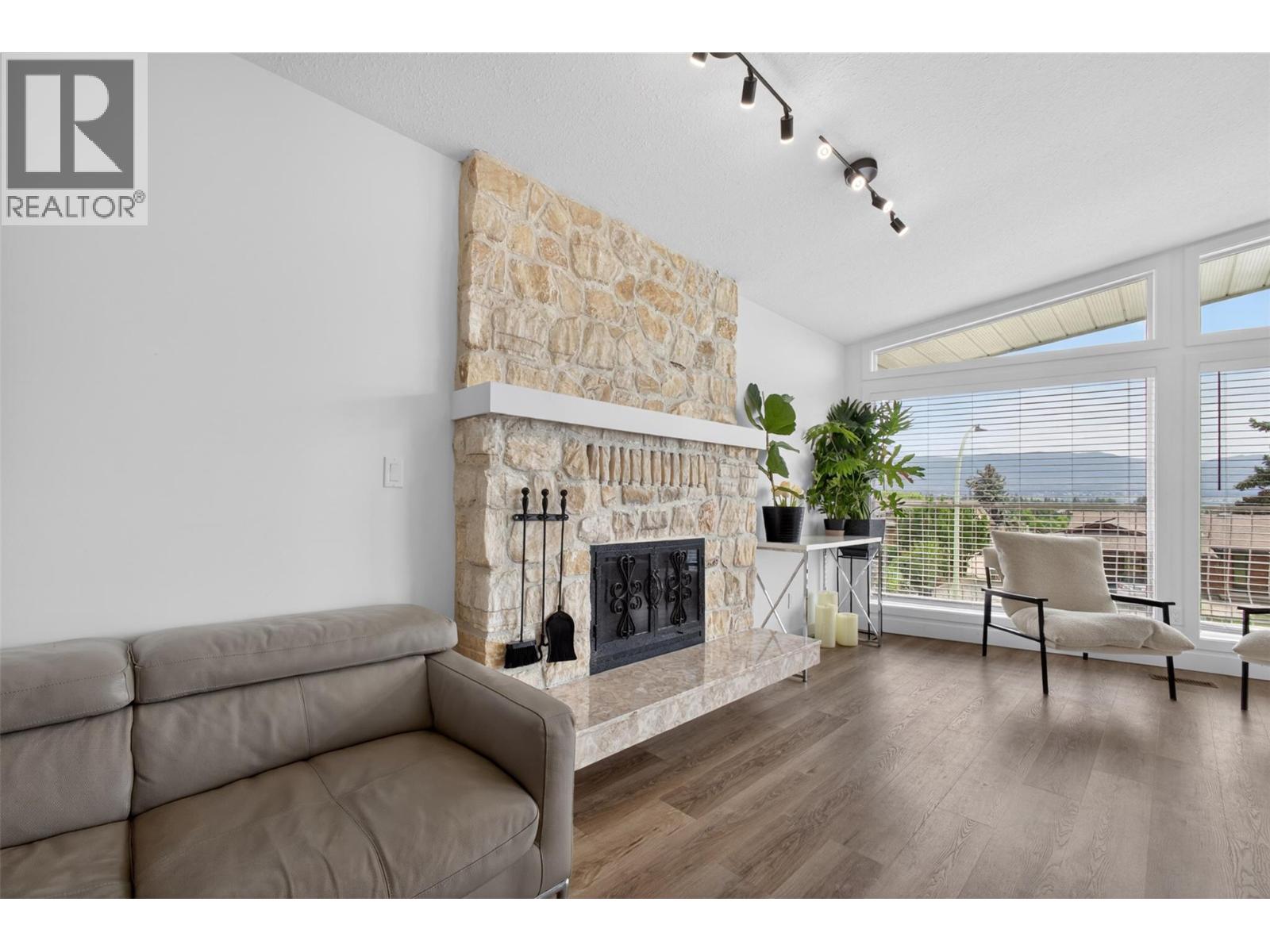 1750 Sonora Drive, Kelowna, British Columbia  V1Y 8K7 - Photo 2 - 10388951