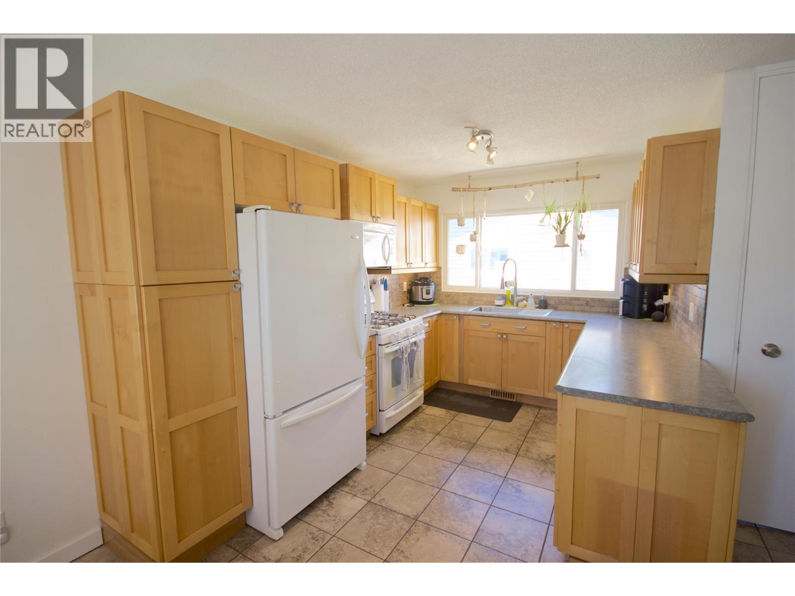 1316 92 Avenue, Dawson Creek, British Columbia  V1G 1C3 - Photo 3 - 10389300