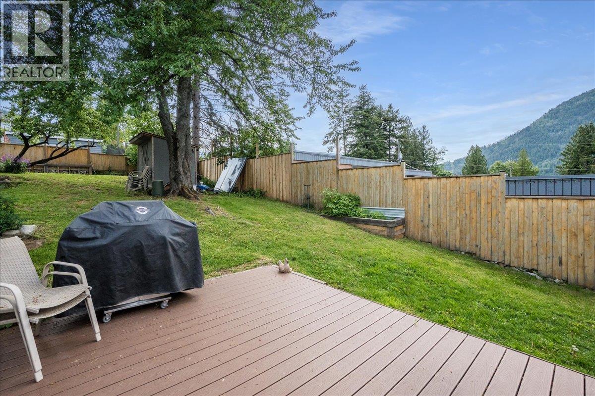 902 Fell Street, Nelson, British Columbia  V1L 3N2 - Photo 2 - 10388034