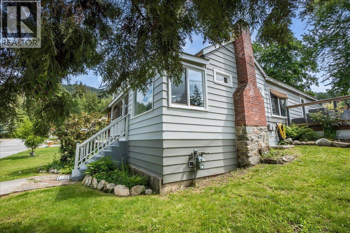 902 Fell Street, Nelson, British Columbia  V1L 3N2 - Photo 3 - 10388034