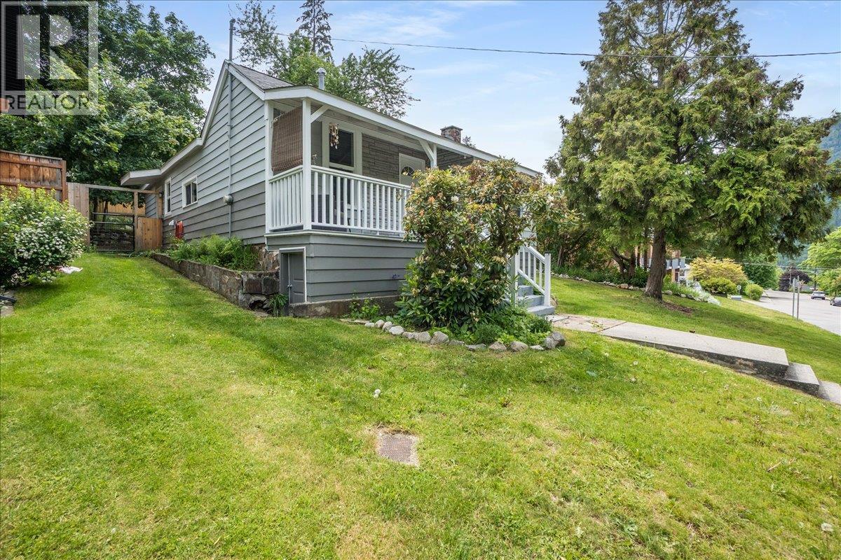 902 Fell Street, Nelson, British Columbia  V1L 3N2 - Photo 4 - 10388034