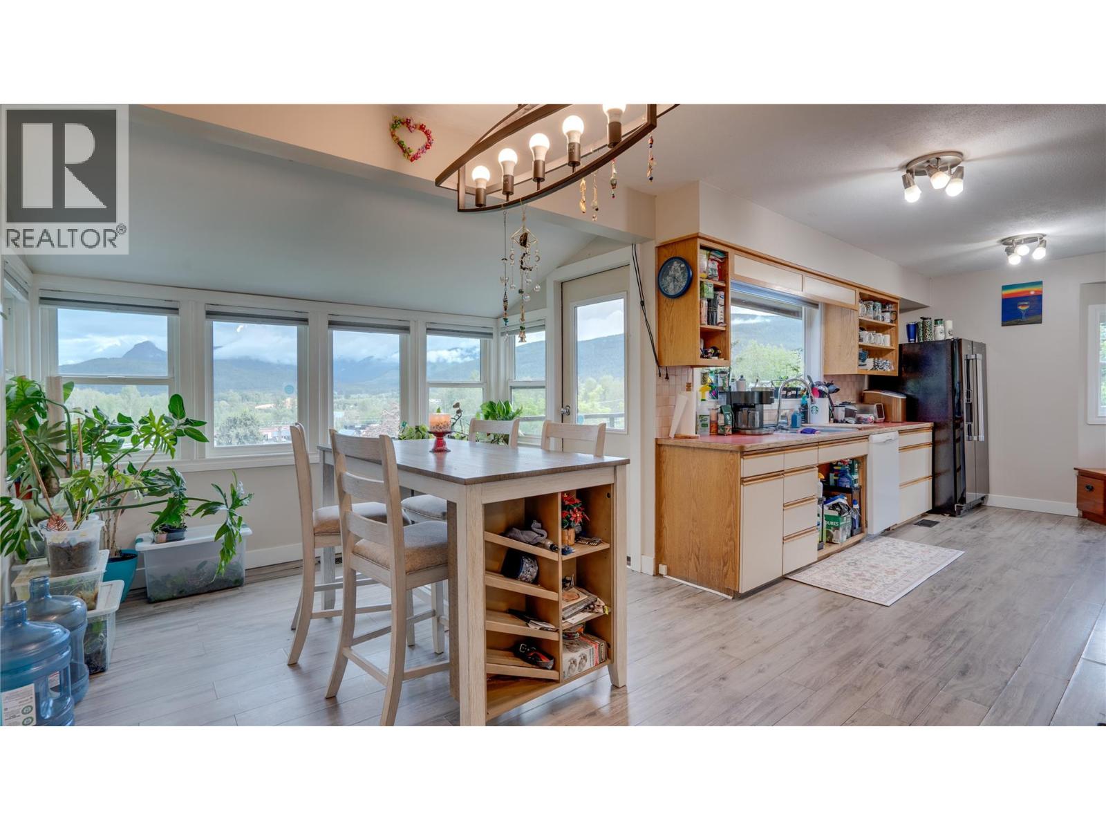 2025 Catt Avenue, Lumby, British Columbia  V0E 2G0 - Photo 11 - 10388927
