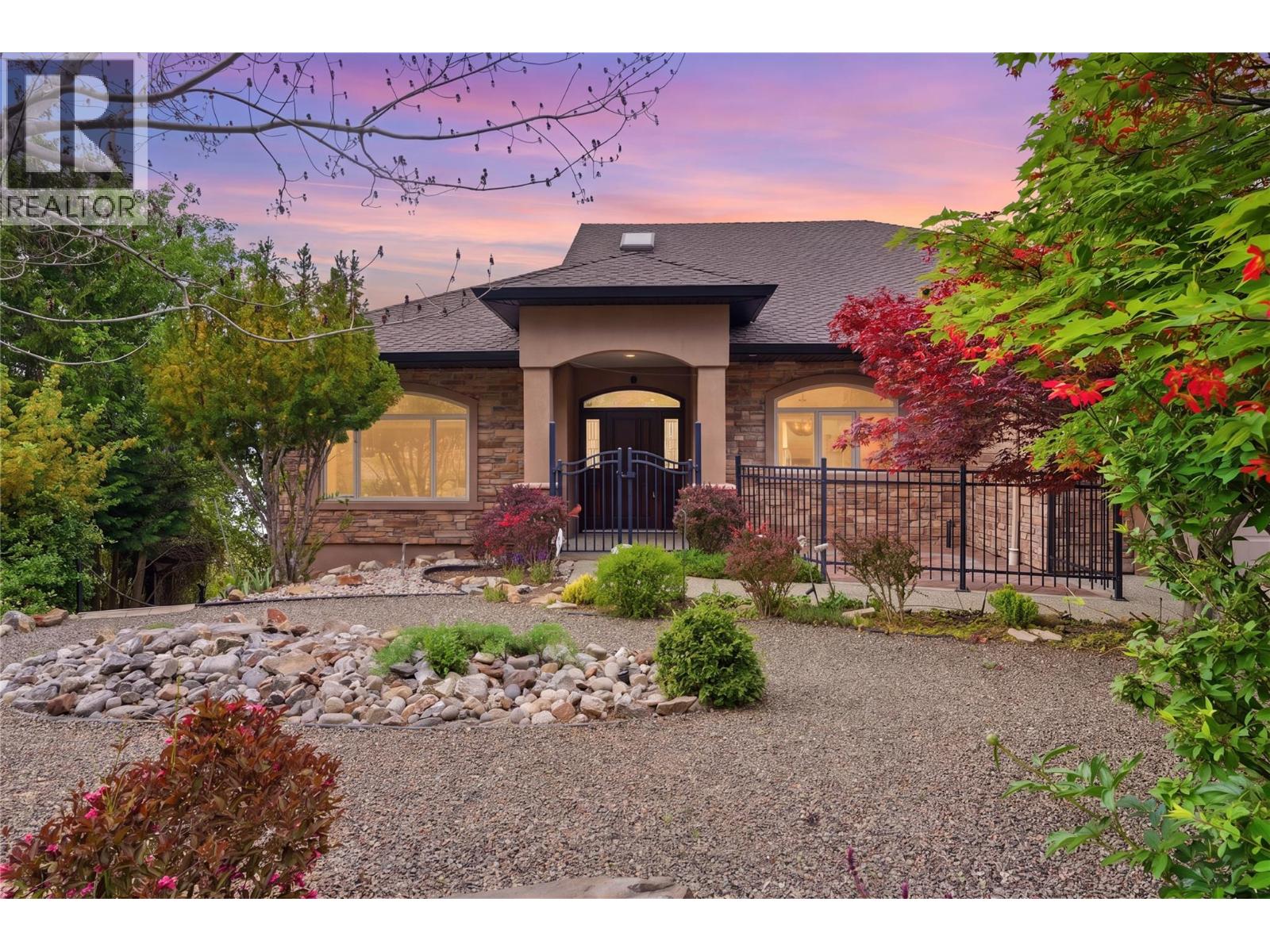 448 Viewcrest Road, Kelowna, British Columbia  V1W 4K1 - Photo 2 - 10389290