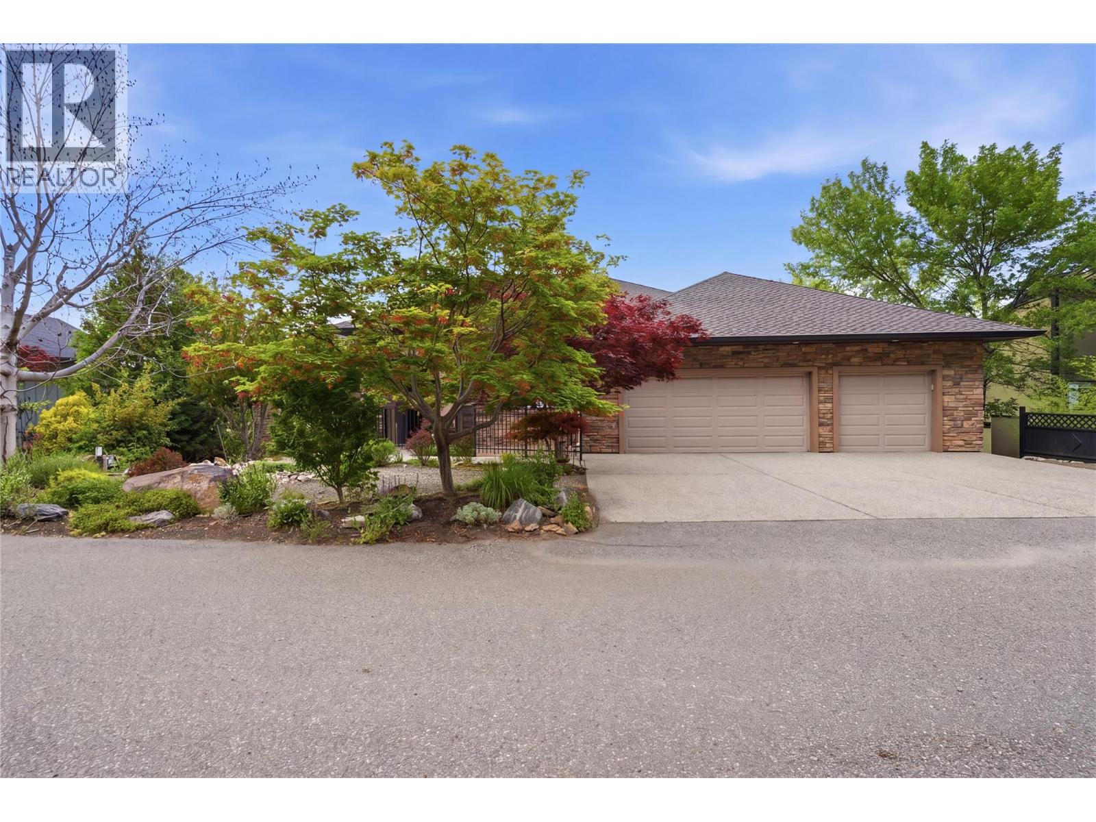 448 Viewcrest Road, Kelowna, British Columbia  V1W 4K1 - Photo 3 - 10389290