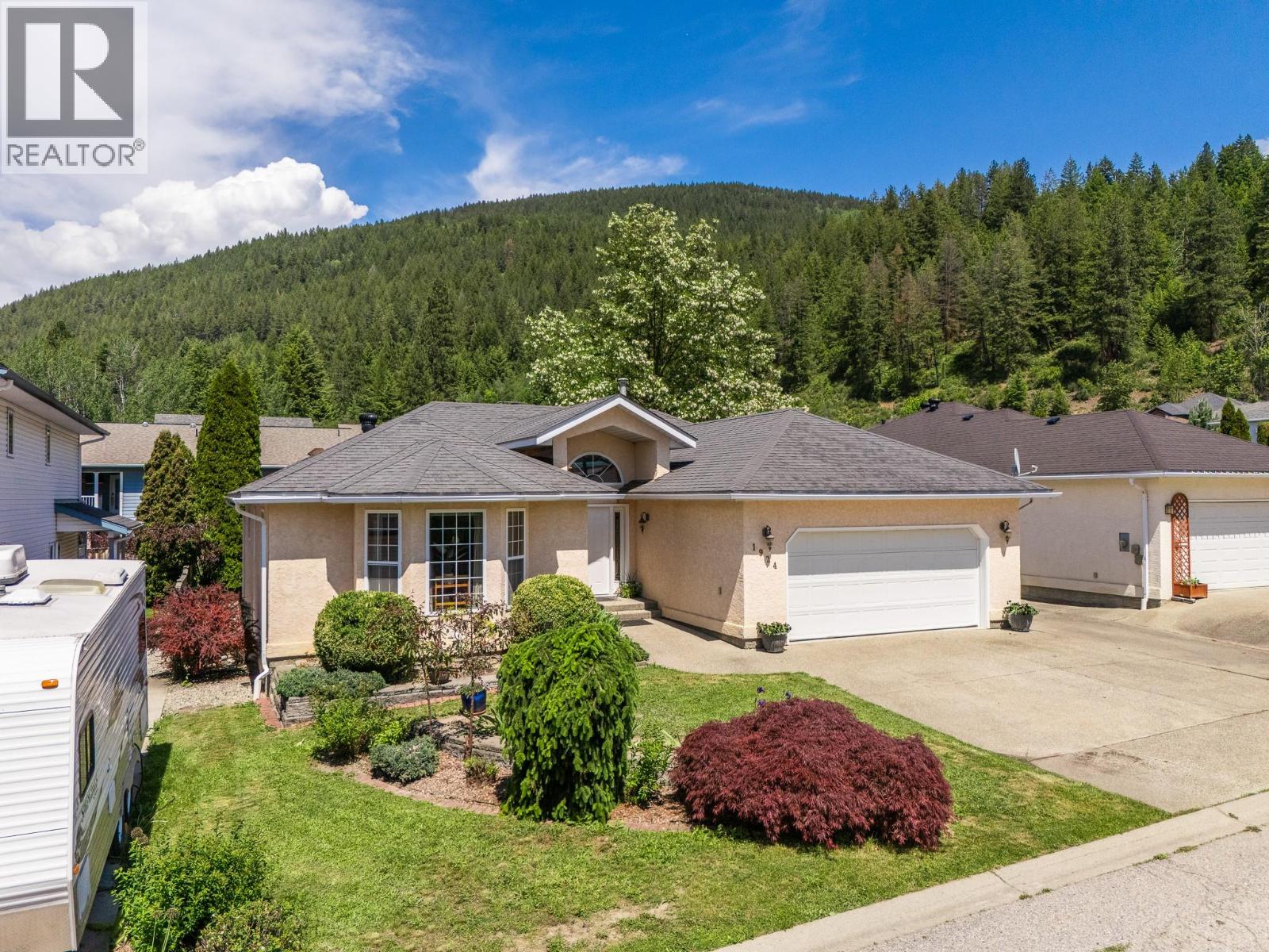 1924 Hurl Street, Creston, British Columbia  V0B 1G4 - Photo 2 - 10389386
