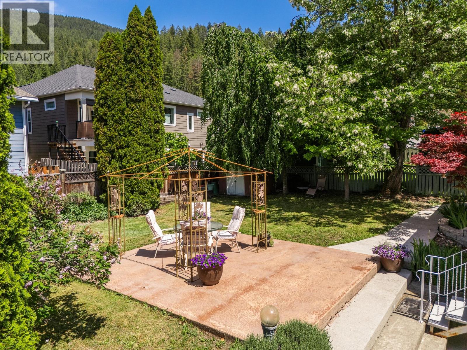 1924 Hurl Street, Creston, British Columbia  V0B 1G4 - Photo 3 - 10389386