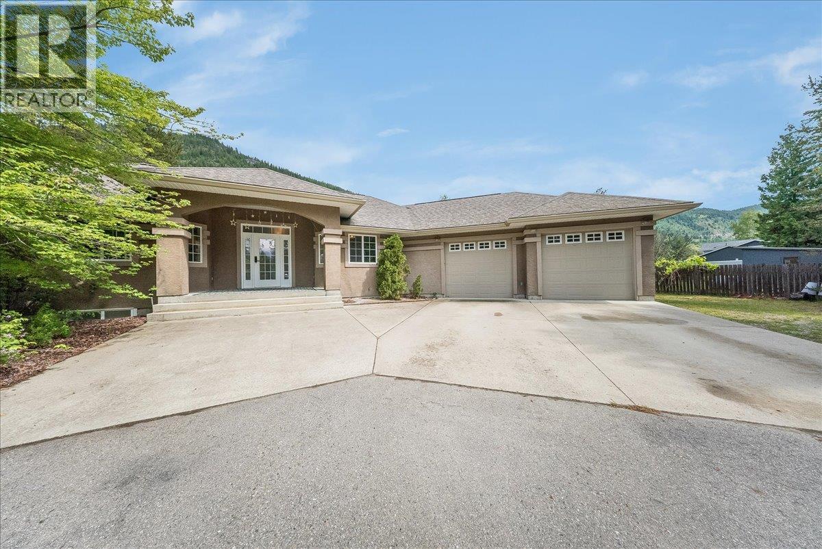 816 COLUMBIA Road, castlegar, British Columbia