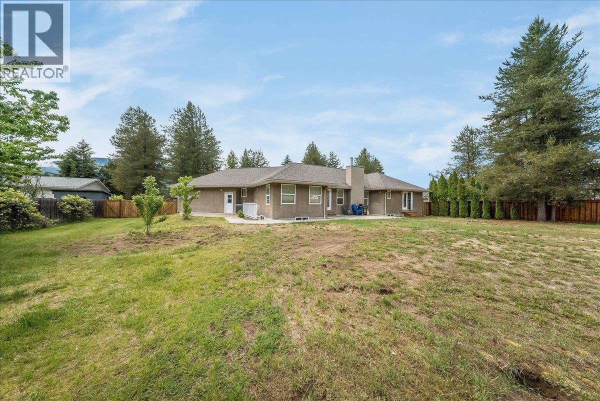 816 Columbia Road, Castlegar, British Columbia  V1N 4K6 - Photo 2 - 10388402