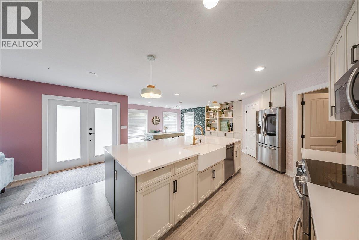 816 Columbia Road, Castlegar, British Columbia  V1N 4K6 - Photo 6 - 10388402