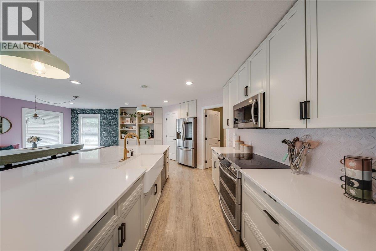 816 Columbia Road, Castlegar, British Columbia  V1N 4K6 - Photo 7 - 10388402