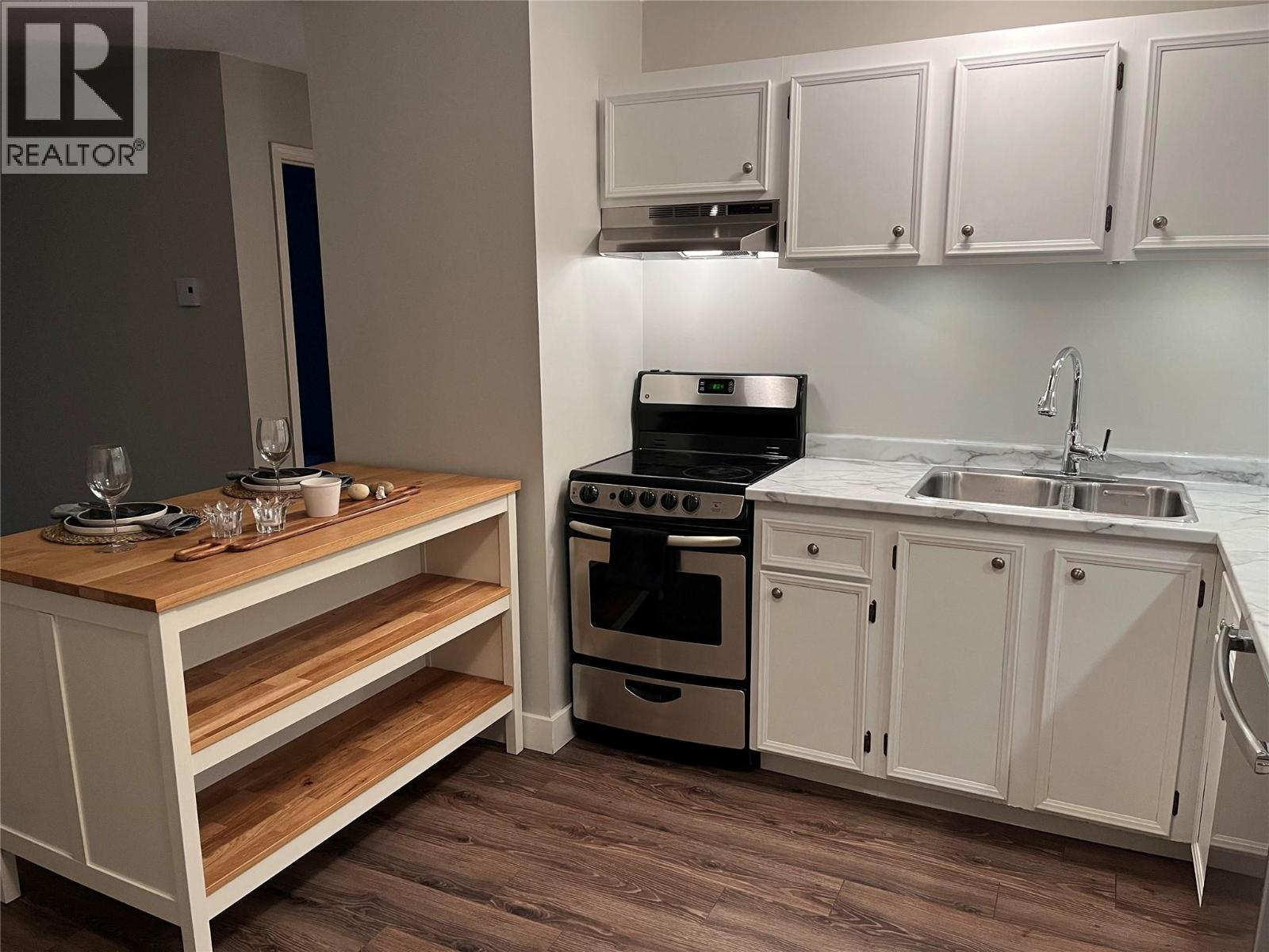 150 Skaha Place Unit# 201, Penticton, British Columbia  V2A 7K1 - Photo 3 - 10389115