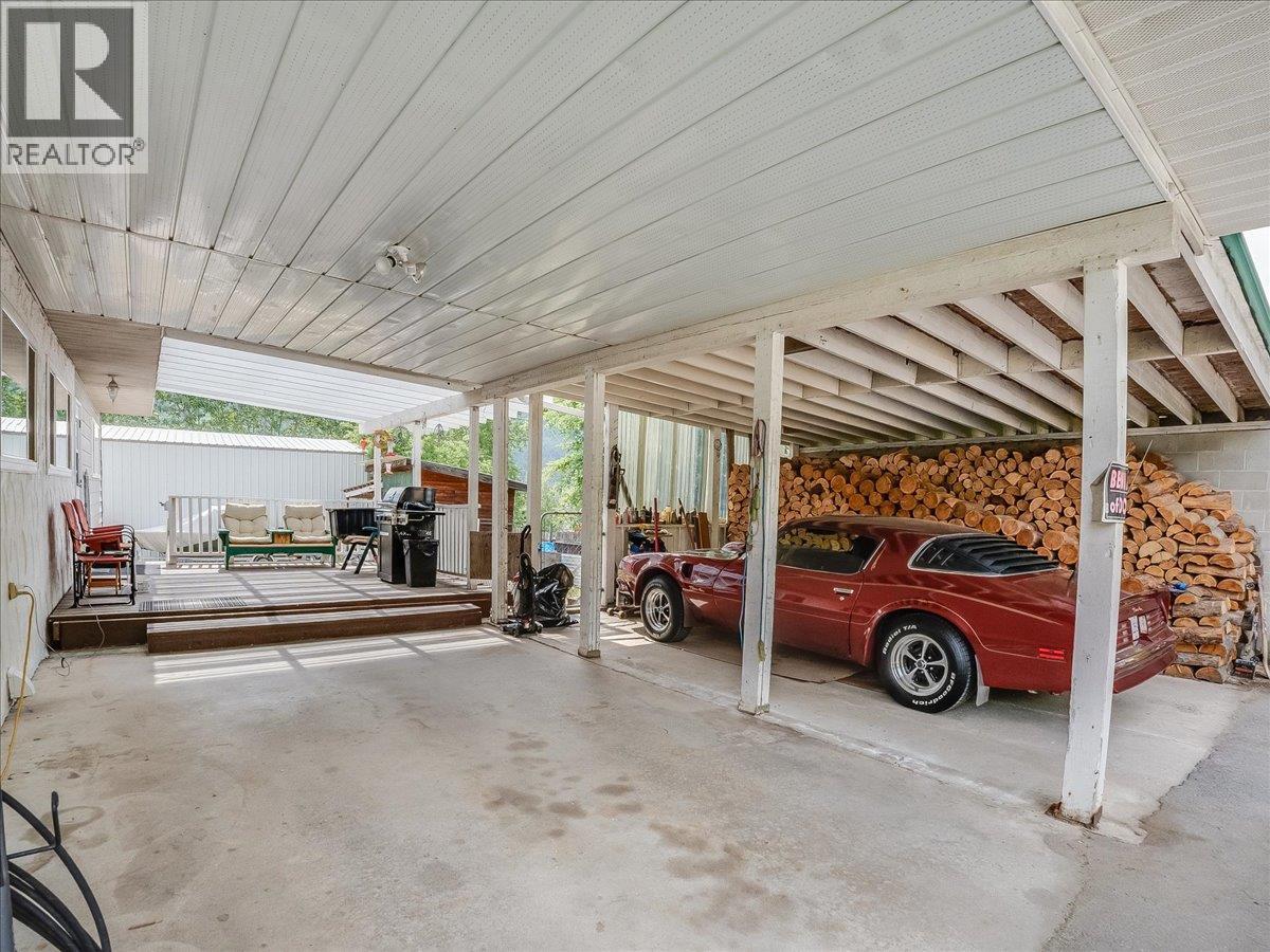 609 201st Avenue, Castlegar, British Columbia  V1N 3R1 - Photo 11 - 10389299