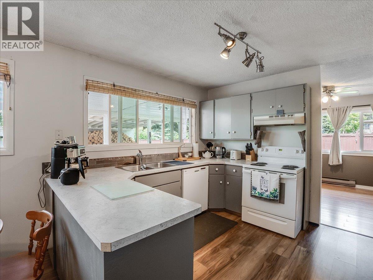 609 201st Avenue, Castlegar, British Columbia  V1N 3R1 - Photo 16 - 10389299