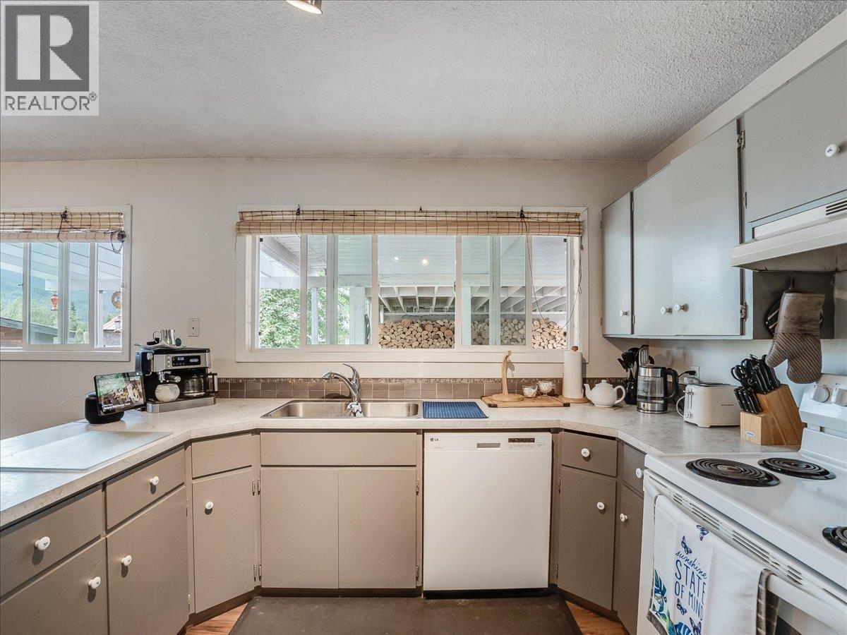 609 201st Avenue, Castlegar, British Columbia  V1N 3R1 - Photo 17 - 10389299