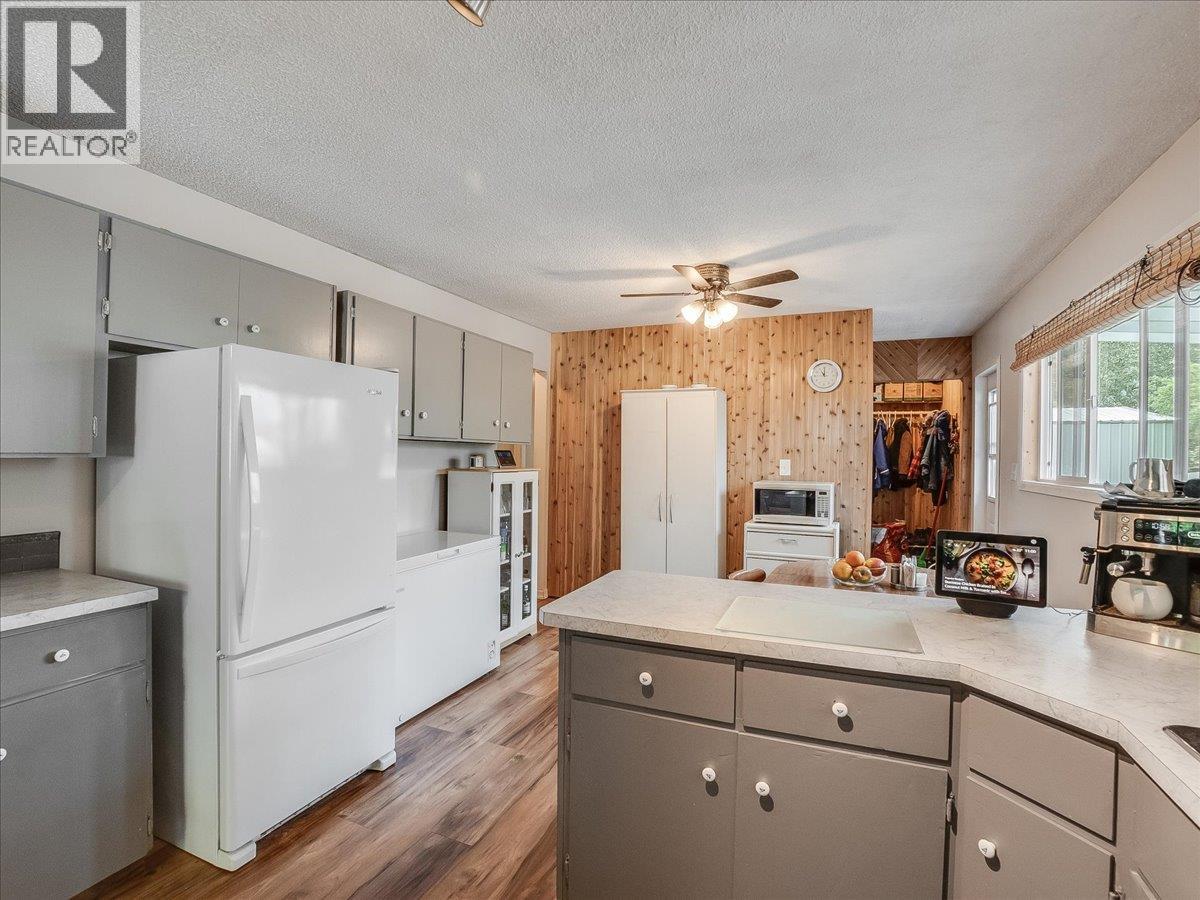 609 201st Avenue, Castlegar, British Columbia  V1N 3R1 - Photo 18 - 10389299