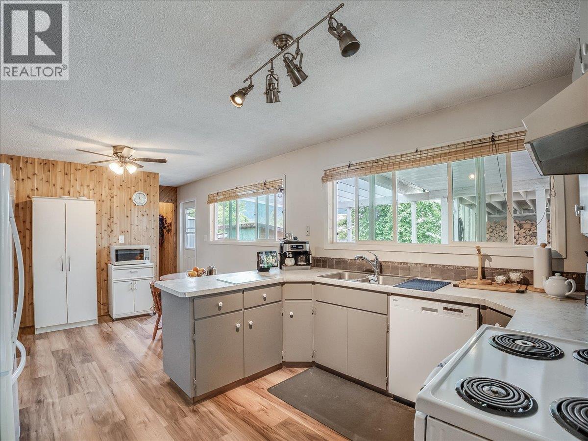 609 201st Avenue, Castlegar, British Columbia  V1N 3R1 - Photo 19 - 10389299