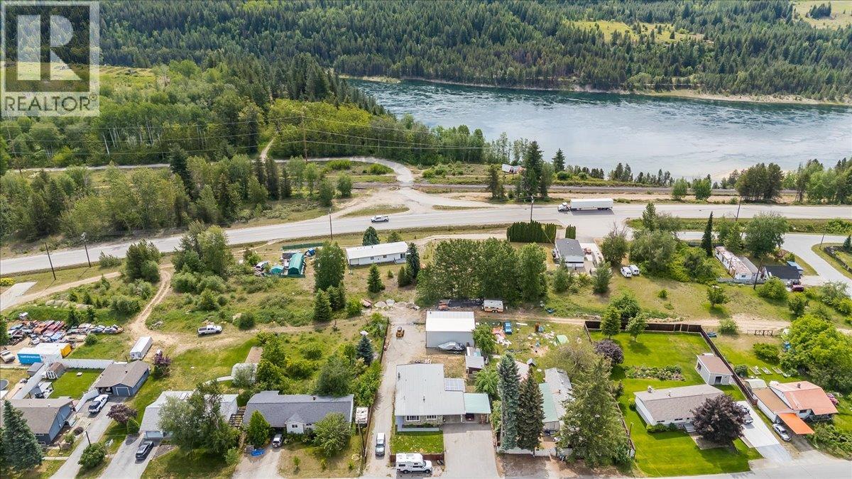 609 201st Avenue, Castlegar, British Columbia  V1N 3R1 - Photo 3 - 10389299