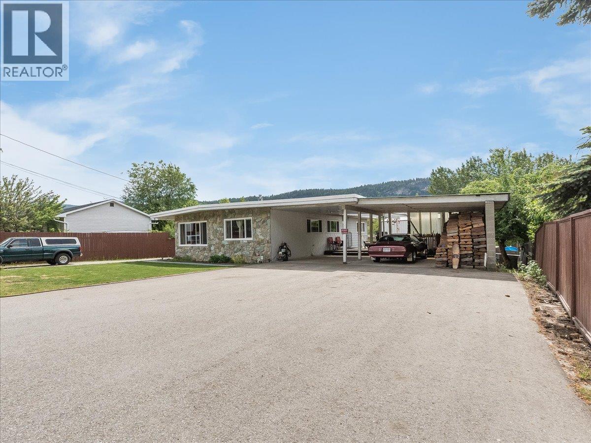 609 201st Avenue, Castlegar, British Columbia  V1N 3R1 - Photo 6 - 10389299