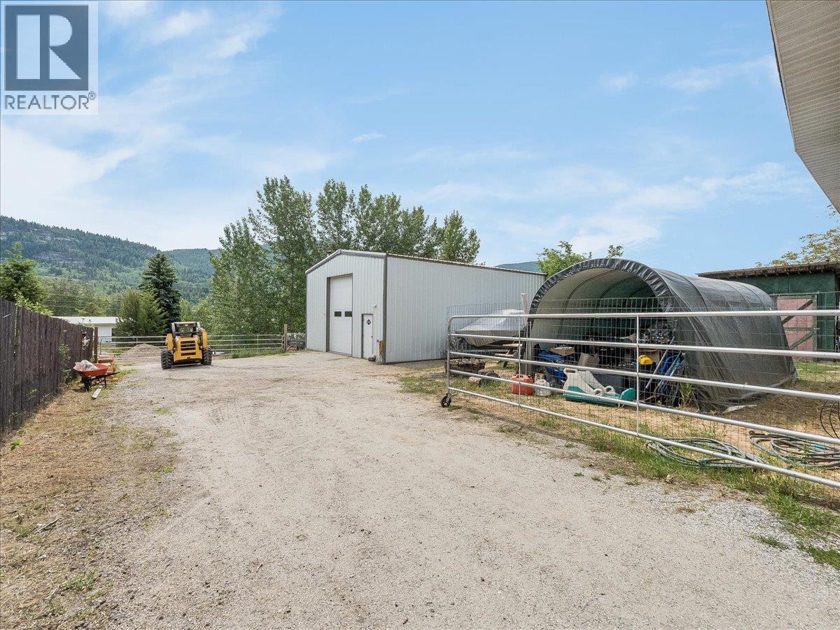 609 201st Avenue, Castlegar, British Columbia  V1N 3R1 - Photo 8 - 10389299