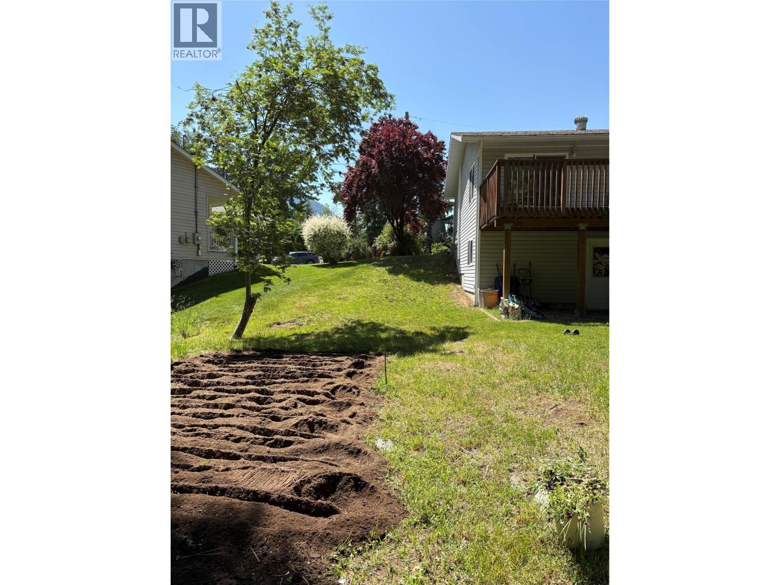 945 Pine Crescent, genelle, British Columbia