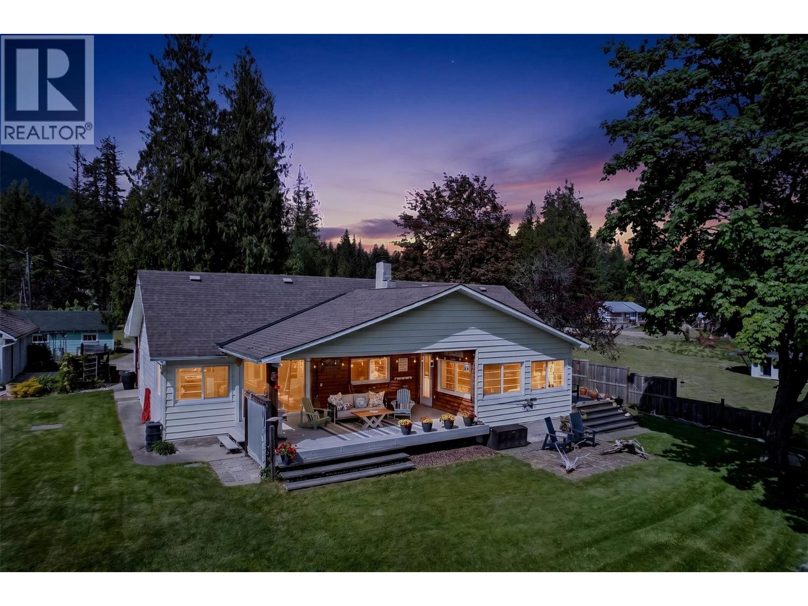 8110 & 8120 Busk Road, Balfour, British Columbia  V0G 1C0 - Photo 2 - 10389011