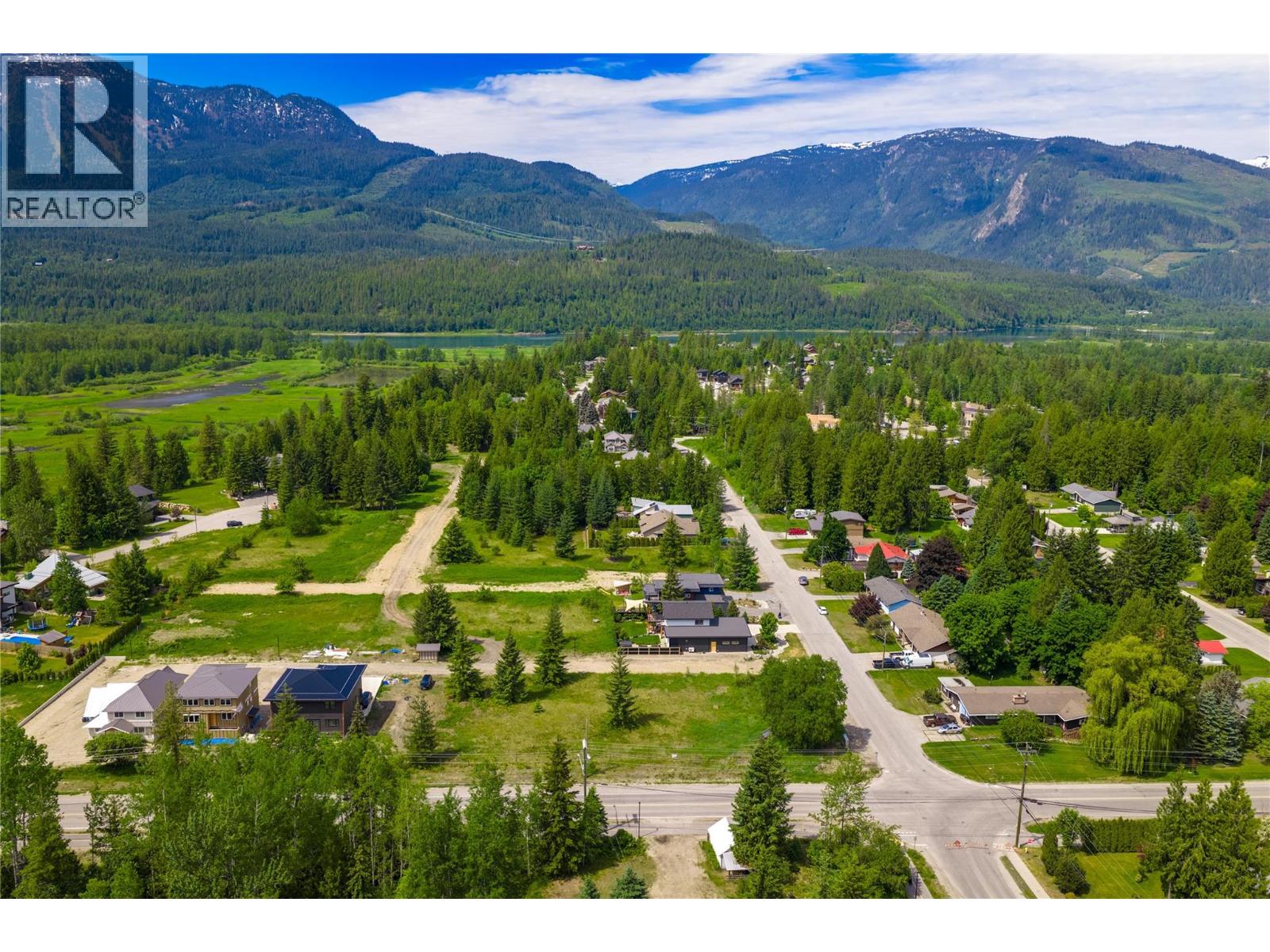 2006 Lanzo Lane, Revelstoke, British Columbia  V0E 2S1 - Photo 2 - 10389108