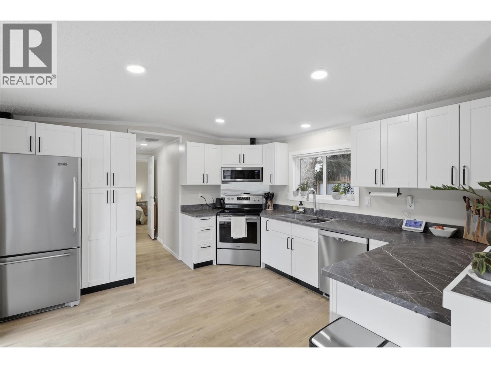 840 Klahanie Drive, Kamloops, British Columbia  V2C 5R2 - Photo 8 - 10388876