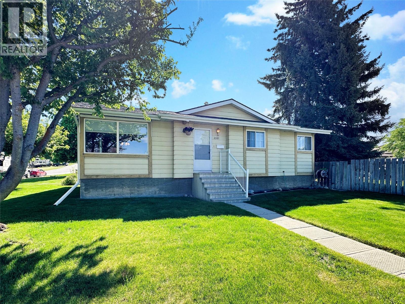 2501 3rd Street S, Cranbrook, British Columbia  V1C 4W4 - Photo 1 - 10387874