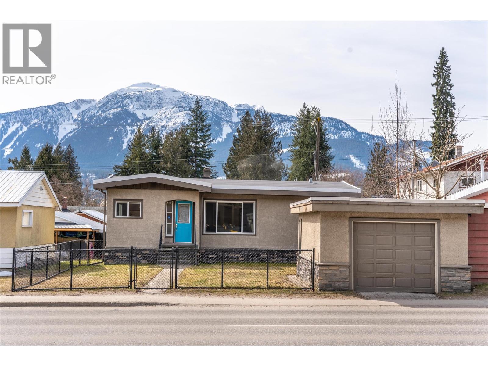 819 Victoria Road W, Revelstoke, British Columbia  V0E 2S0 - Photo 1 - 10389646