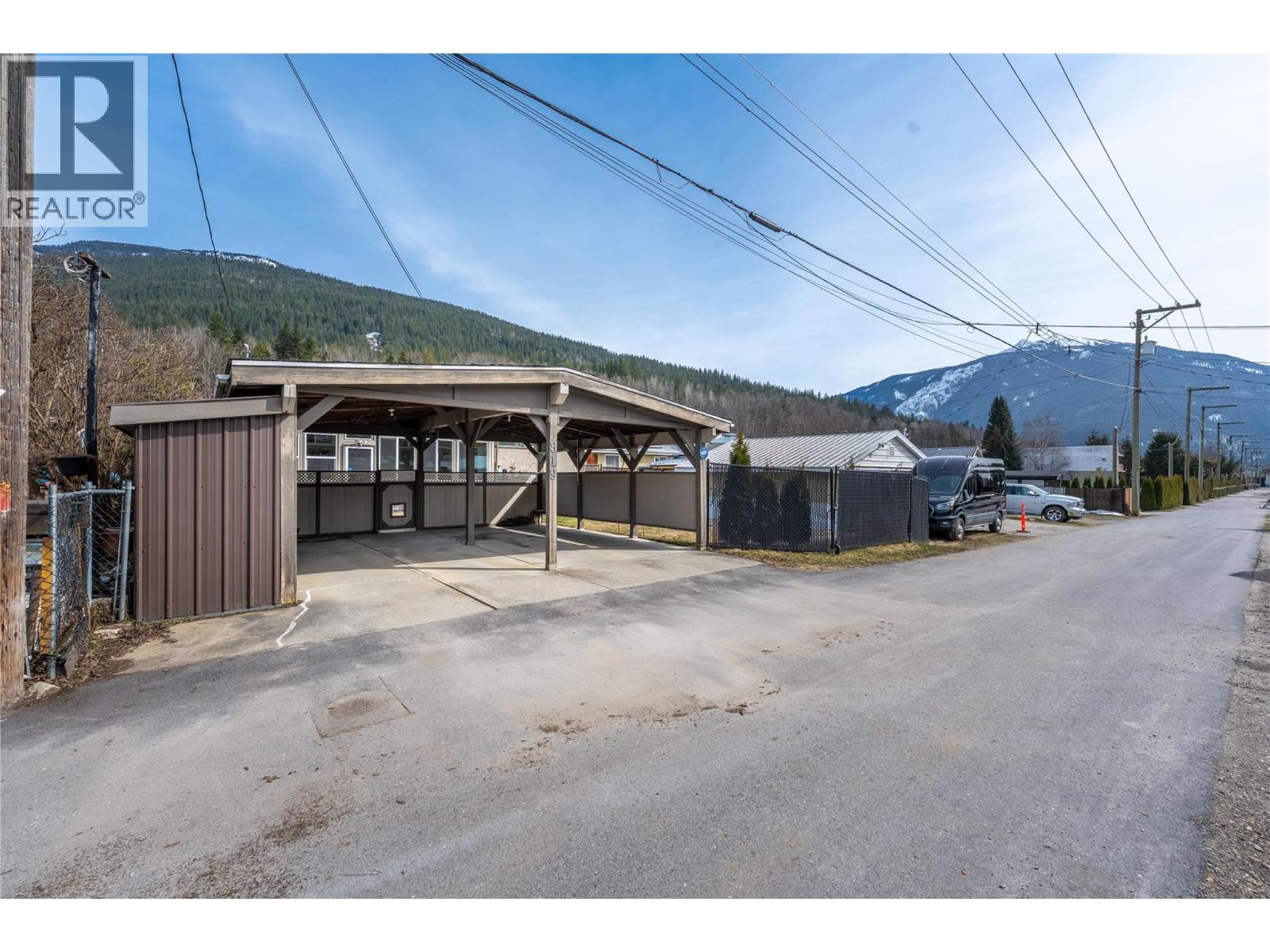819 Victoria Road W, Revelstoke, British Columbia  V0E 2S0 - Photo 11 - 10389646
