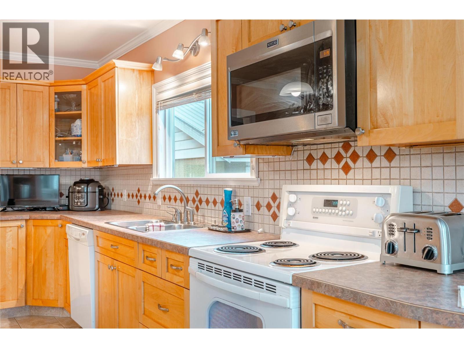 819 Victoria Road W, Revelstoke, British Columbia  V0E 2S0 - Photo 17 - 10389646
