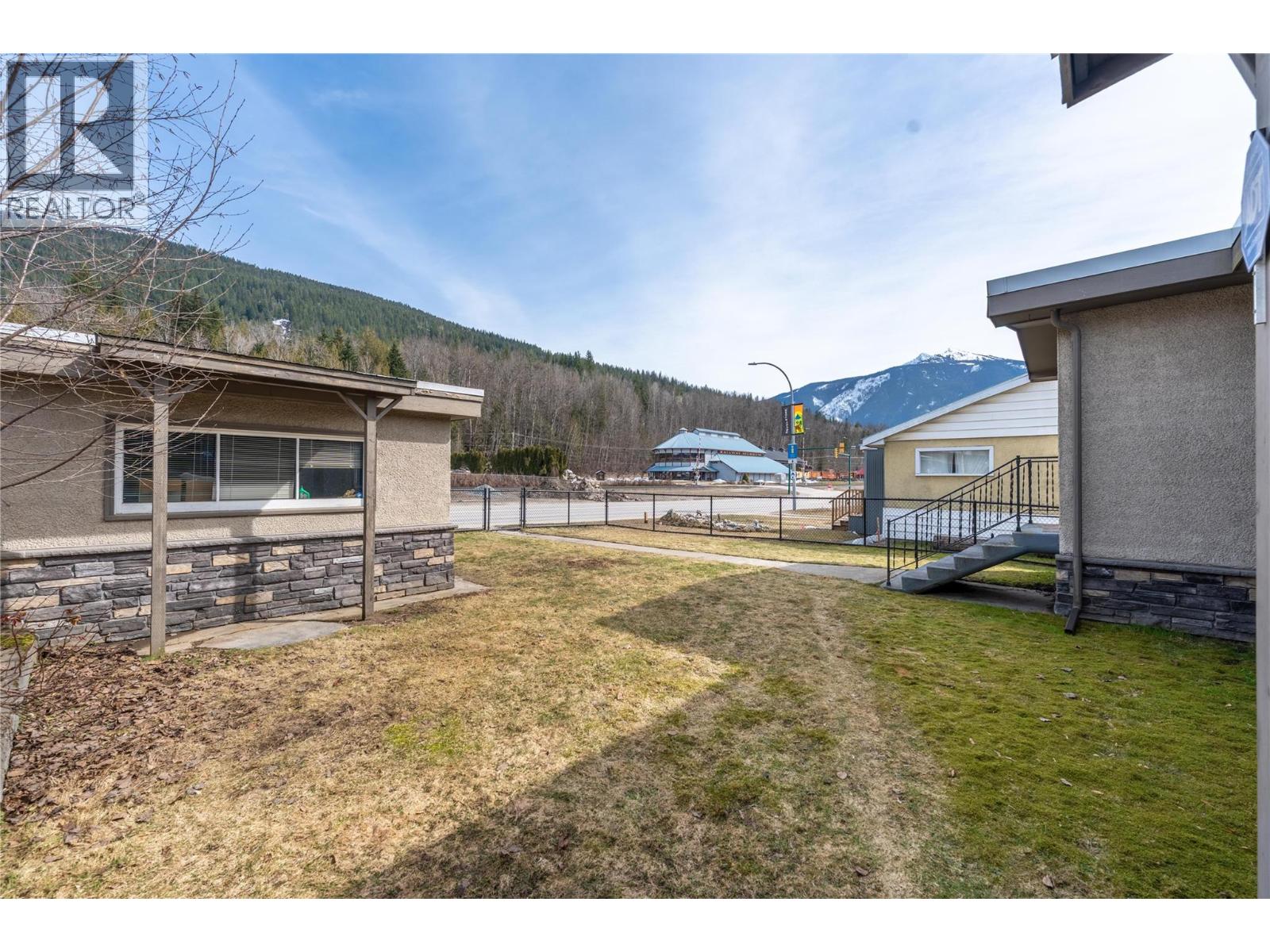 819 Victoria Road W, Revelstoke, British Columbia  V0E 2S0 - Photo 5 - 10389646