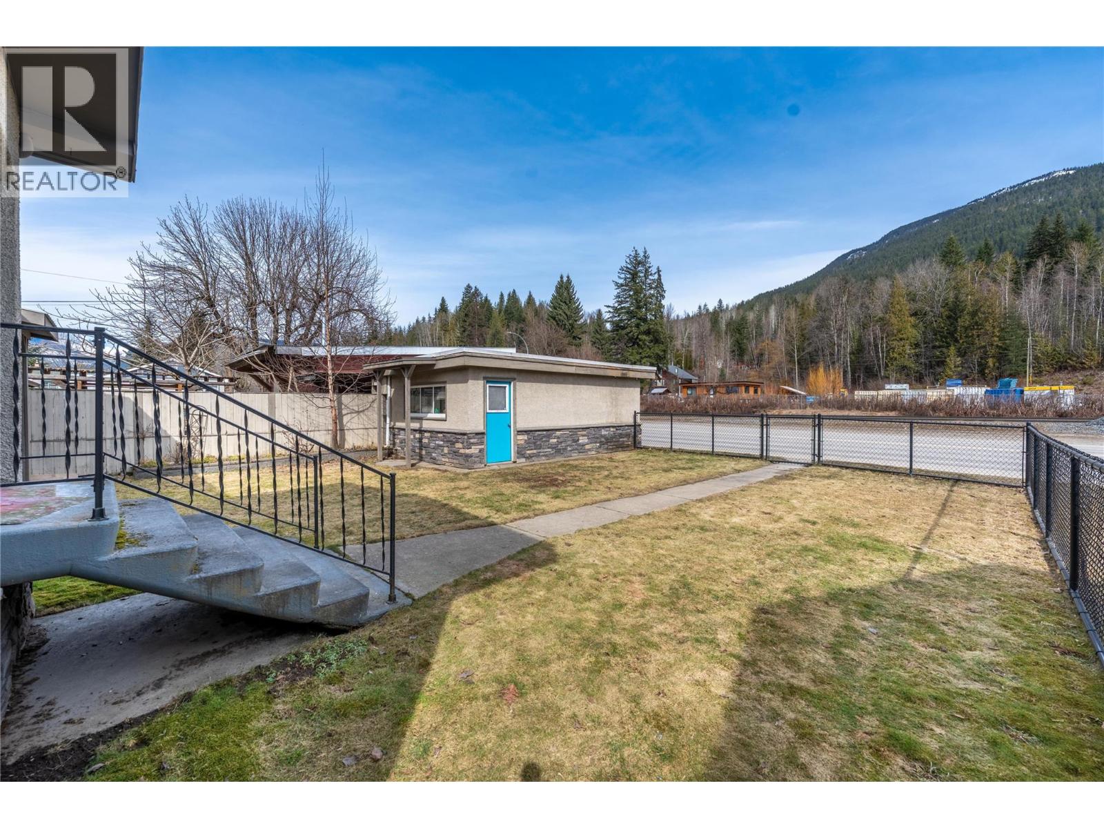 819 Victoria Road W, Revelstoke, British Columbia  V0E 2S0 - Photo 6 - 10389646