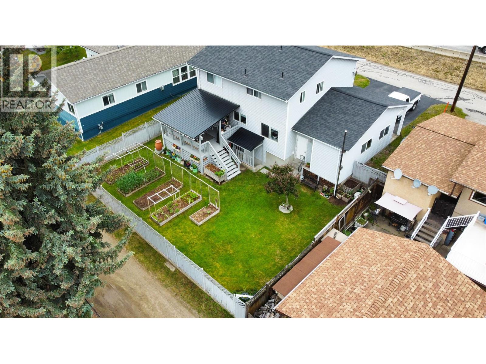 275 10th Avenue, Montrose, British Columbia  V0G 1P0 - Photo 3 - 10389597