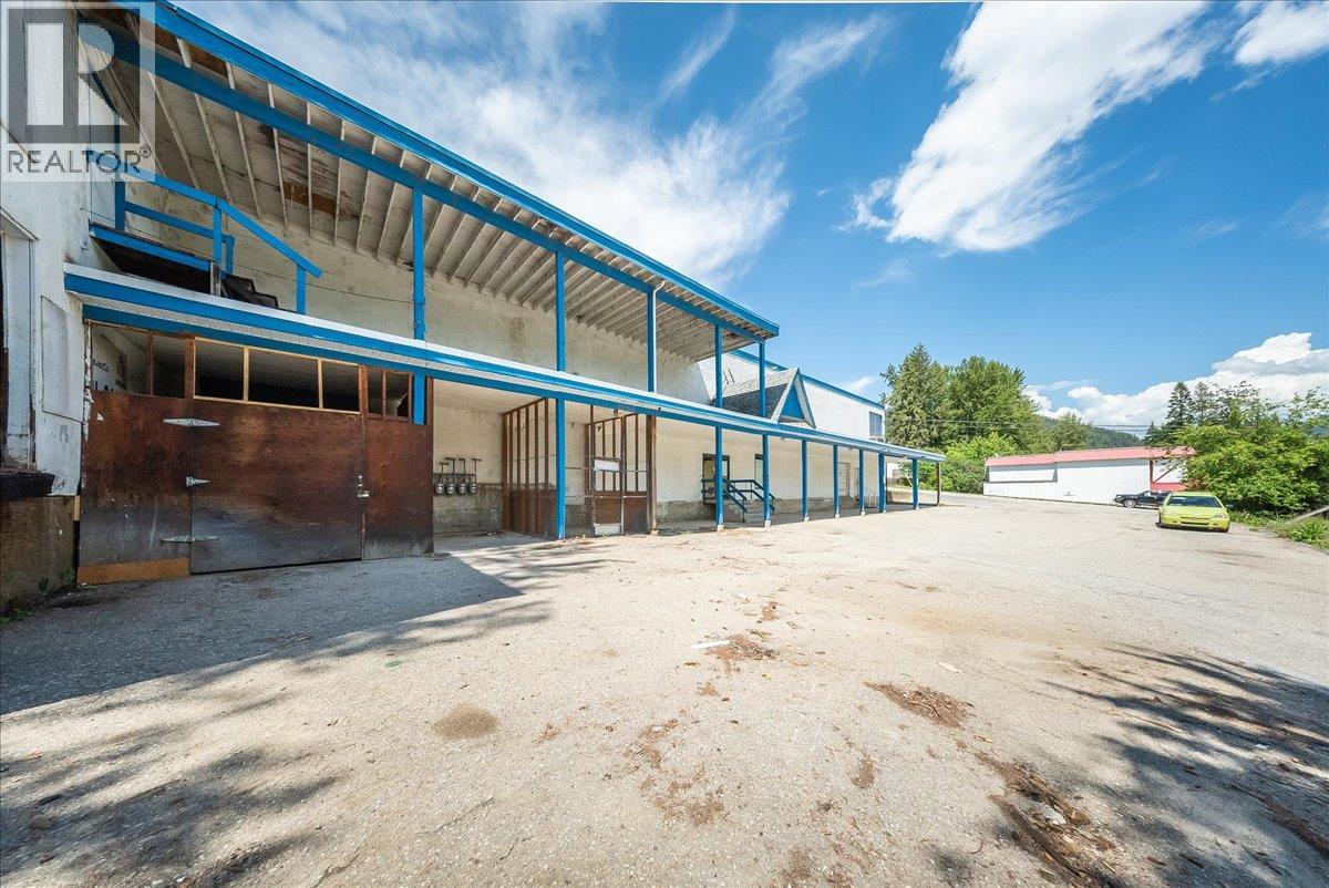 1846 First Street, Fruitvale, British Columbia  V0G 1L0 - Photo 3 - 10389700