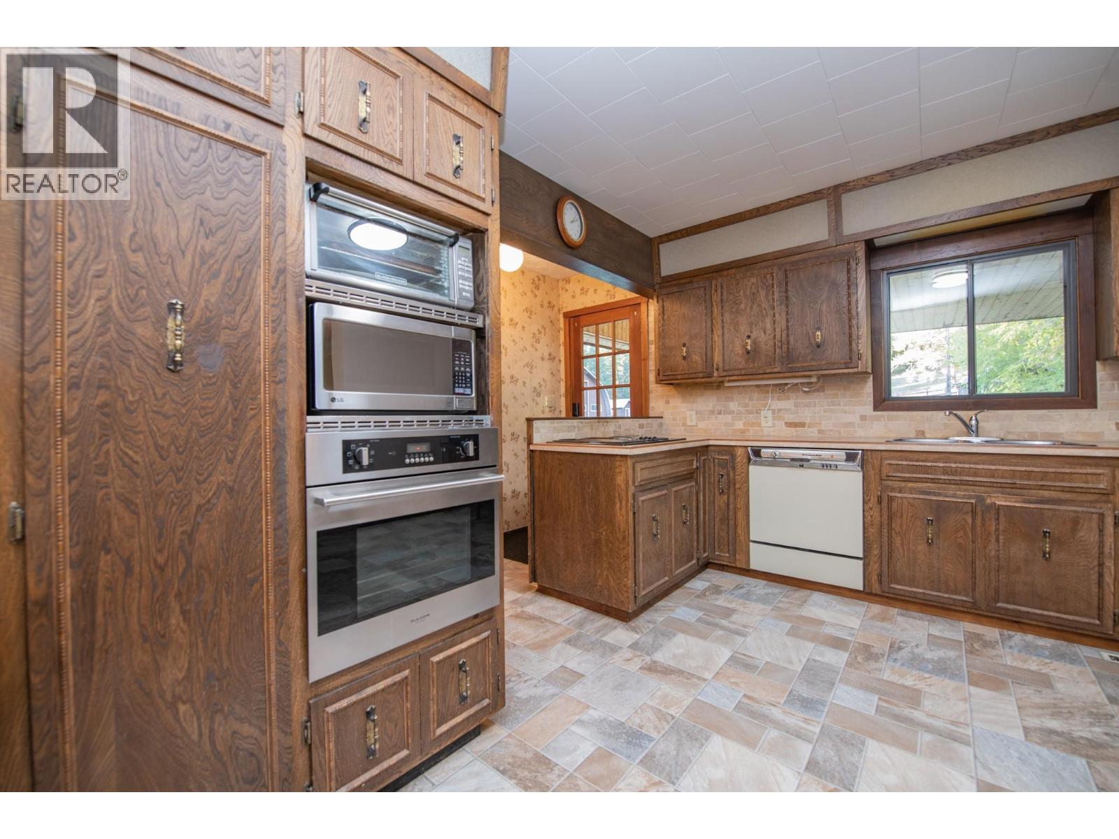 2471 6 Highway, Lumby, British Columbia  V0E 2G1 - Photo 22 - 10389113