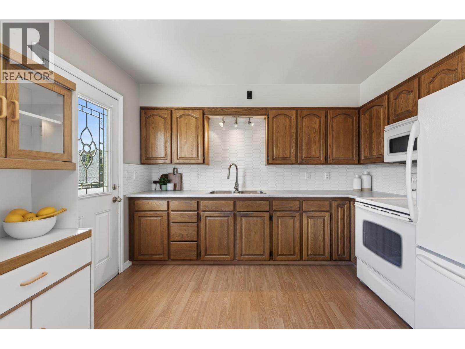 2551 Parkcrest Avenue, Kamloops, British Columbia  V2B 4Y4 - Photo 3 - 10389606