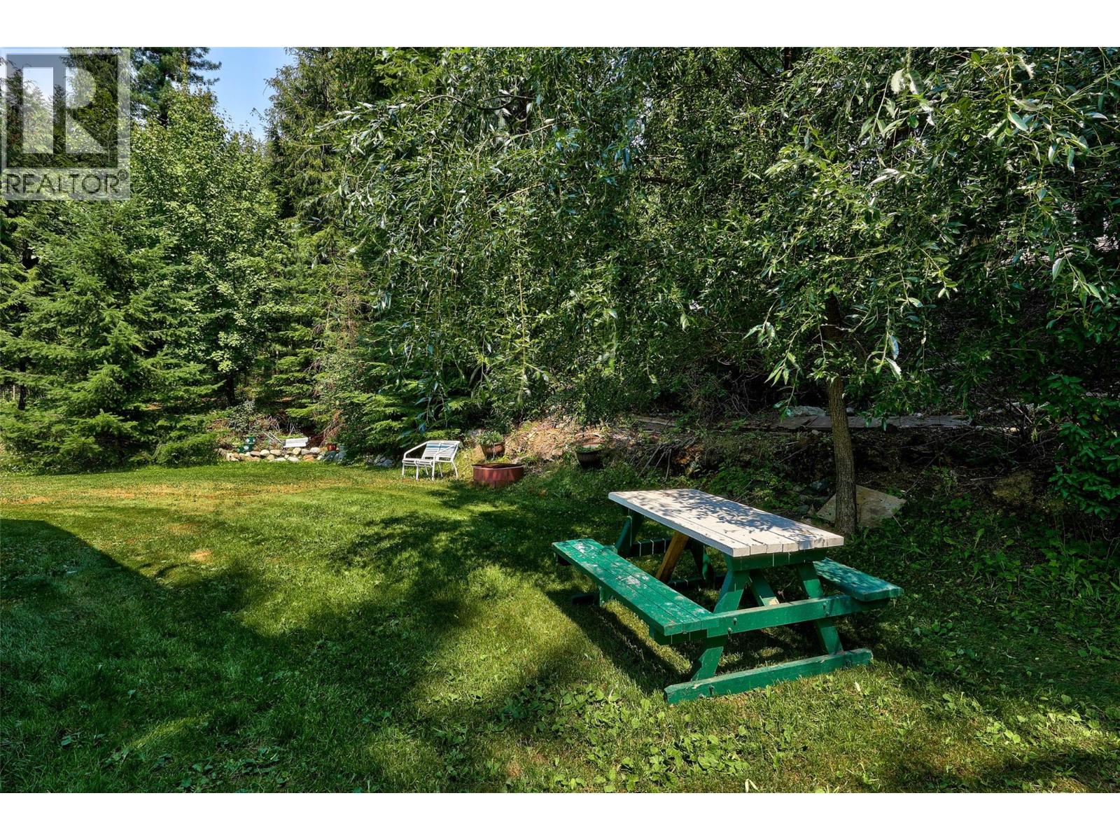 7280 Birch Close, Anglemont, British Columbia  V0E 1M8 - Photo 14 - 10389590