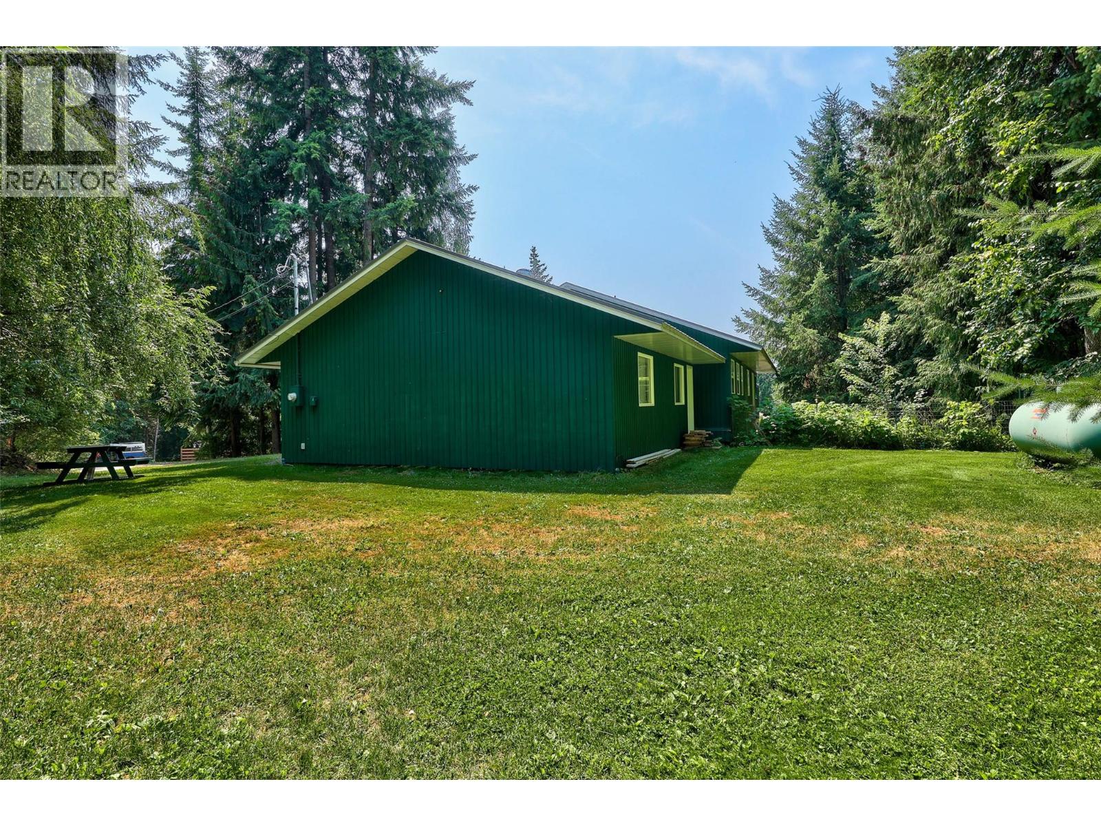 7280 Birch Close, Anglemont, British Columbia  V0E 1M8 - Photo 16 - 10389590