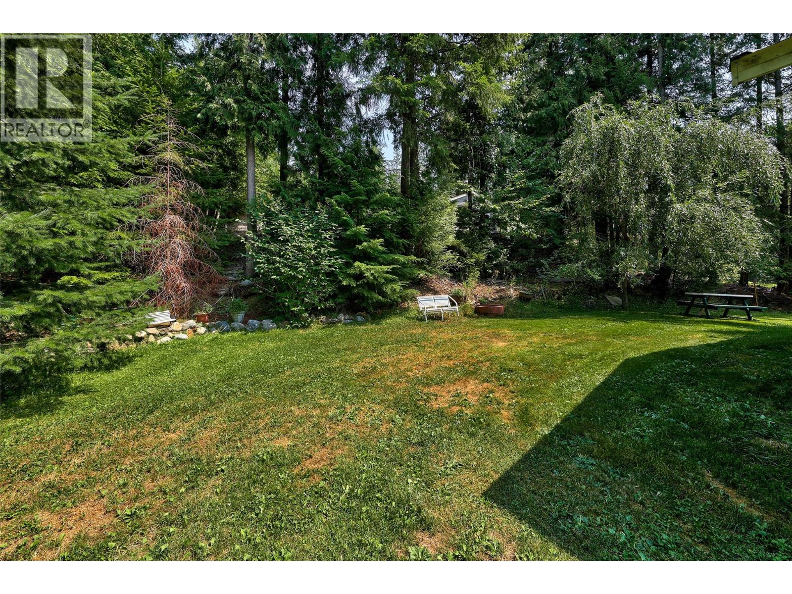 7280 Birch Close, Anglemont, British Columbia  V0E 1M8 - Photo 18 - 10389590