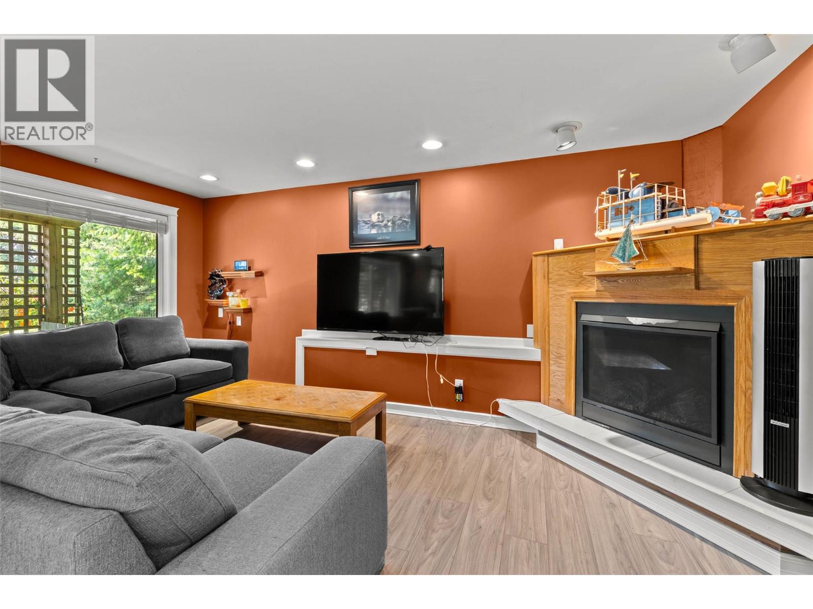 7280 Birch Close, Anglemont, British Columbia  V0E 1M8 - Photo 2 - 10389590