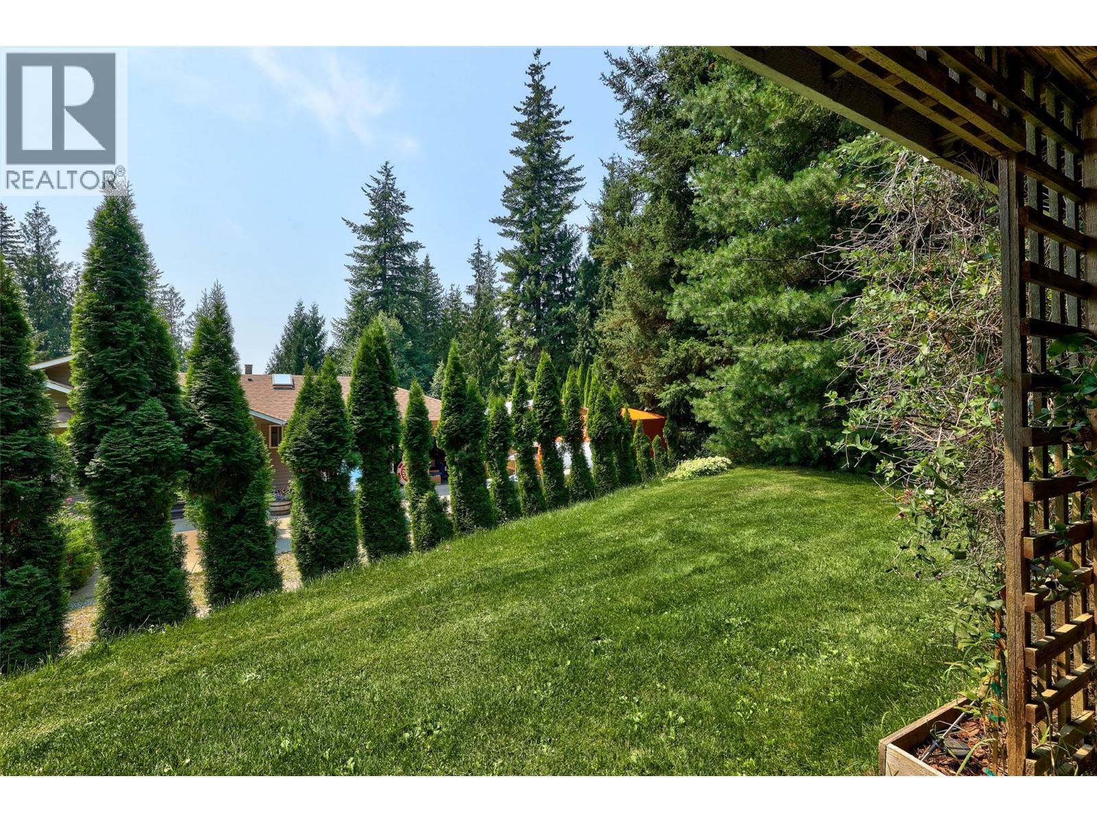 7280 Birch Close, Anglemont, British Columbia  V0E 1M8 - Photo 4 - 10389590