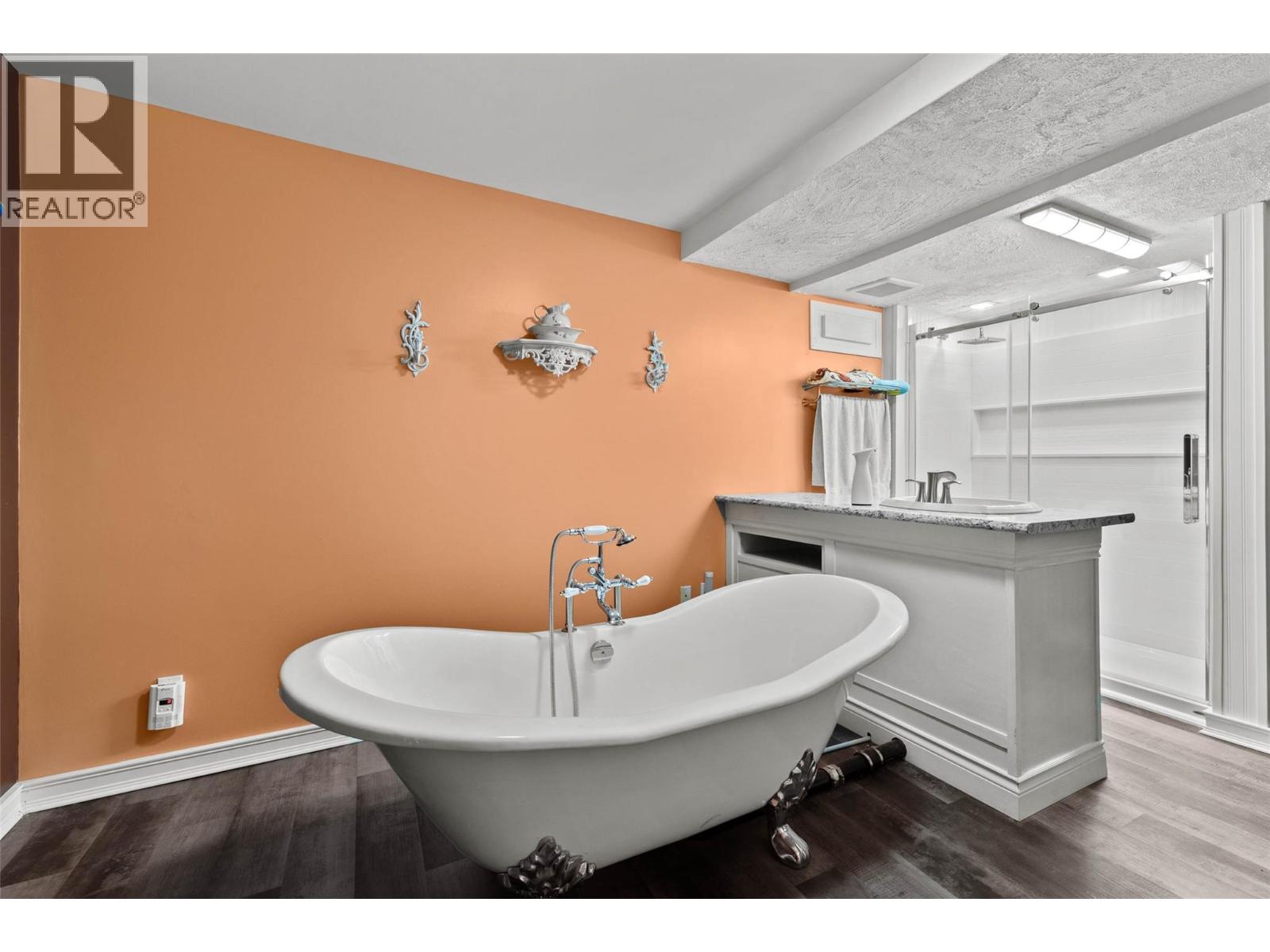 7280 Birch Close, Anglemont, British Columbia  V0E 1M8 - Photo 7 - 10389590